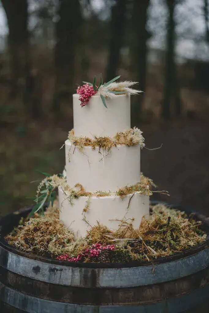 bolo de casamento rústico em cima de barril ao ar livre