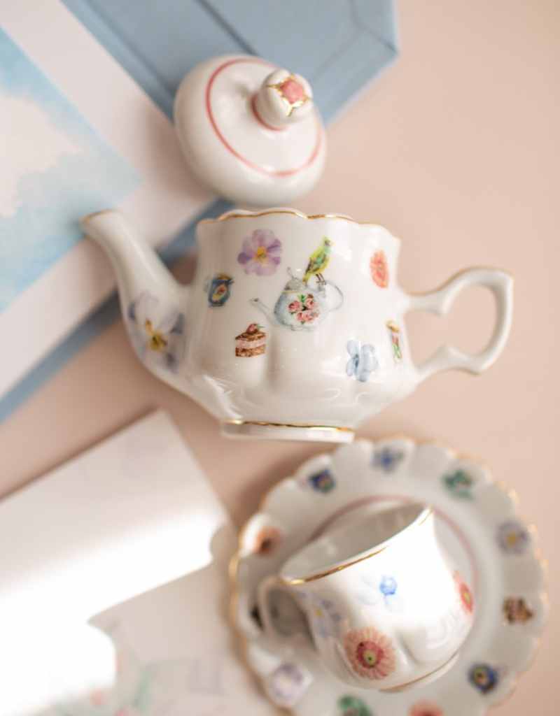 xícara, pires e bule de café em porcelana pintado a mão para lembrancinha de chá de cozinha
