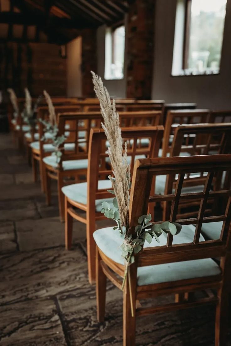 cadeiras de madeira com capim dos pampas em igreja