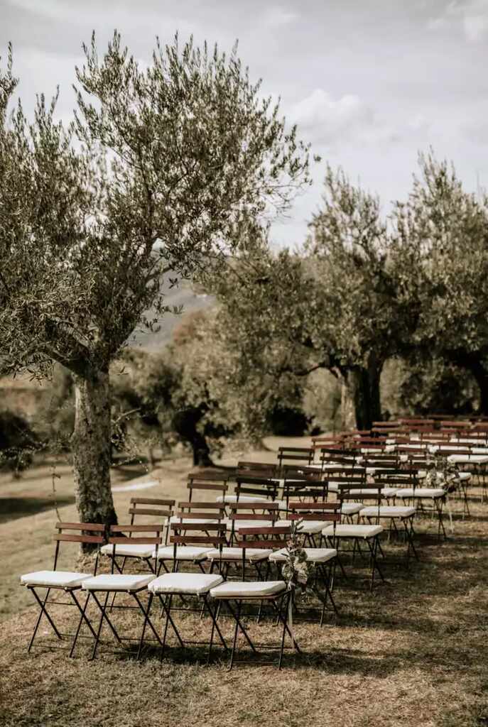 cadeiras para cerimônia de casamento ao ar livre no campo