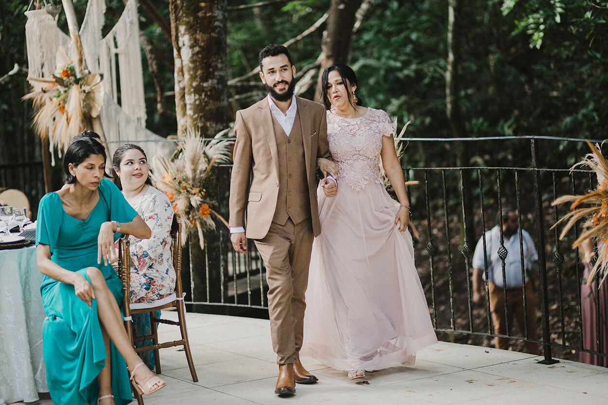 entrada do noivo com a mãe com vestido rosê