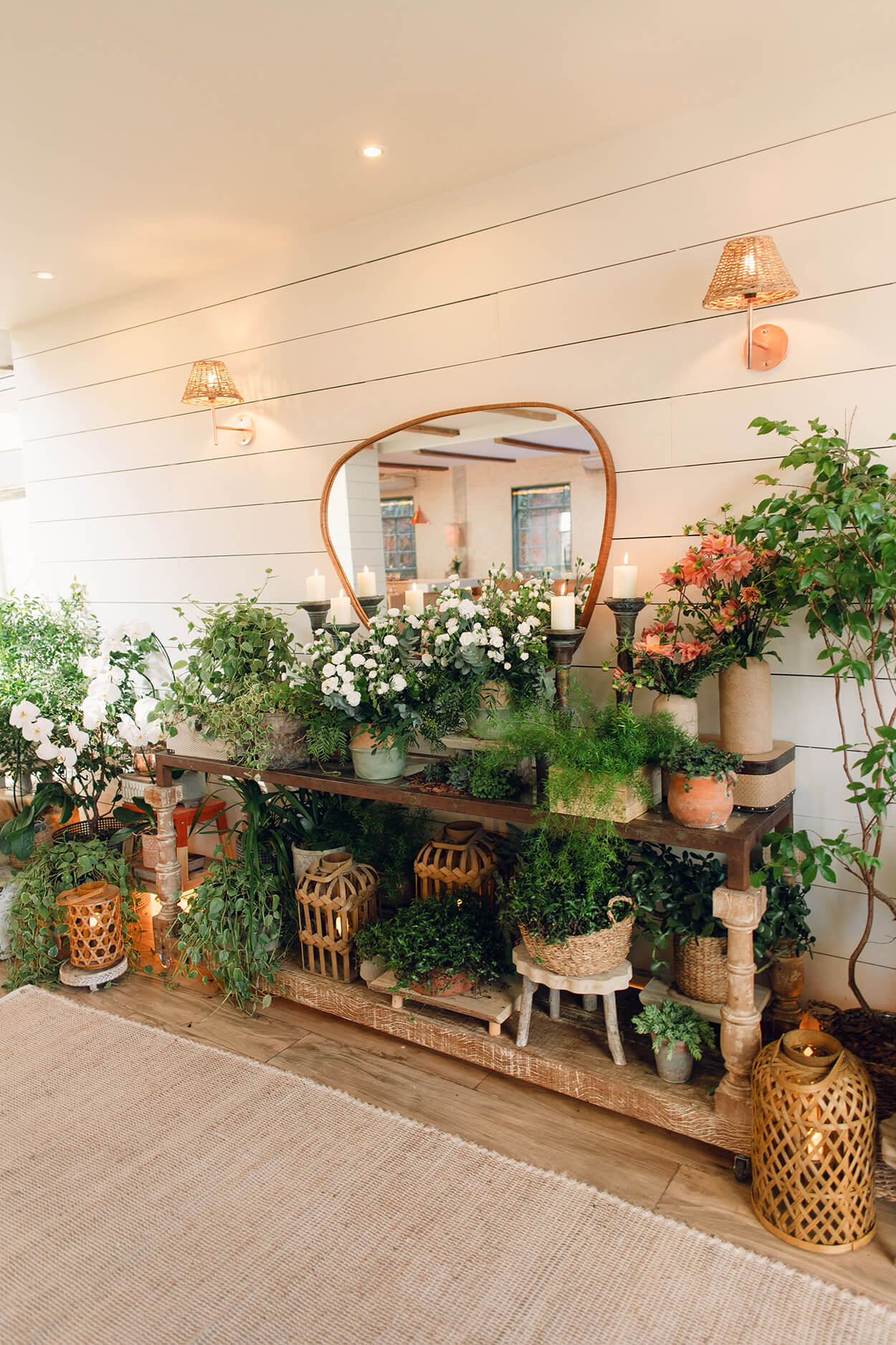 mesa de madeira com vários vasos com plantas e espelho organico
