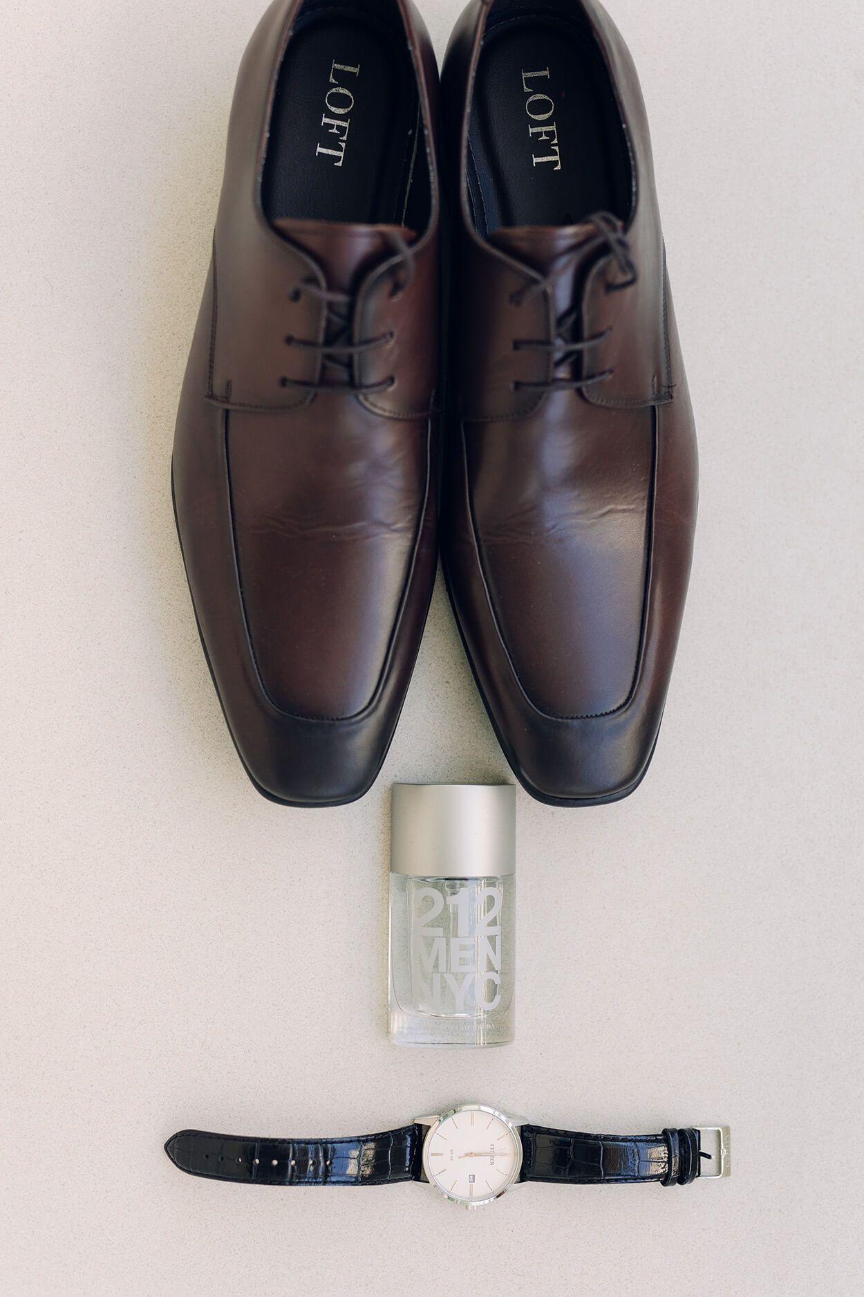 sapato masculino marrom e perfume