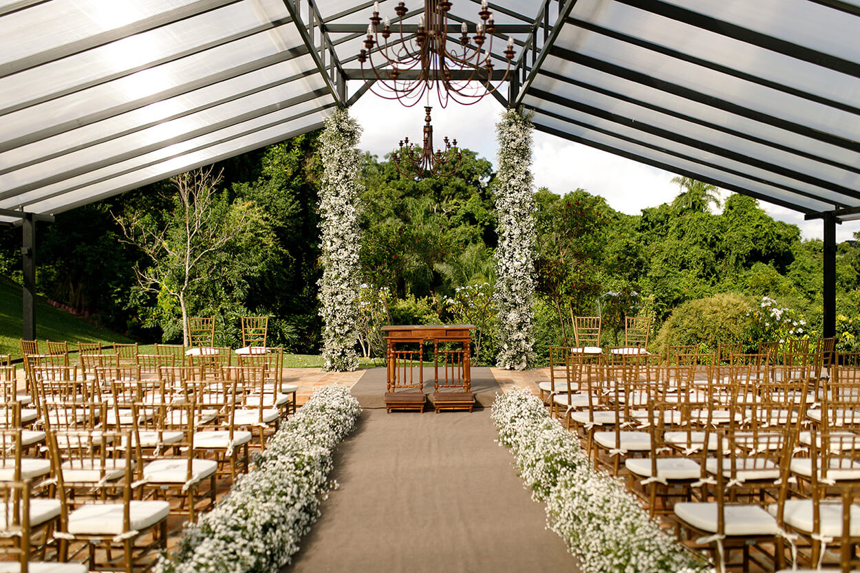 salão ao ar livre com cobertura e altar com cor flores brancas
