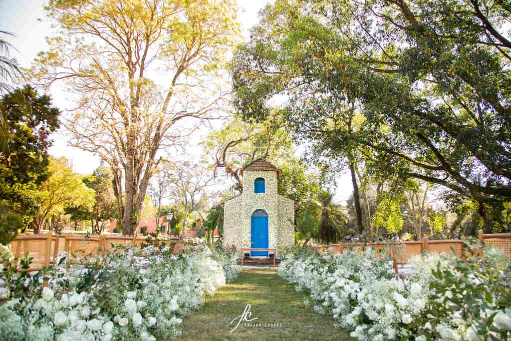 capela decorada com flores brancas e caminho da noiva com rosas brancas e flor mosquitinho