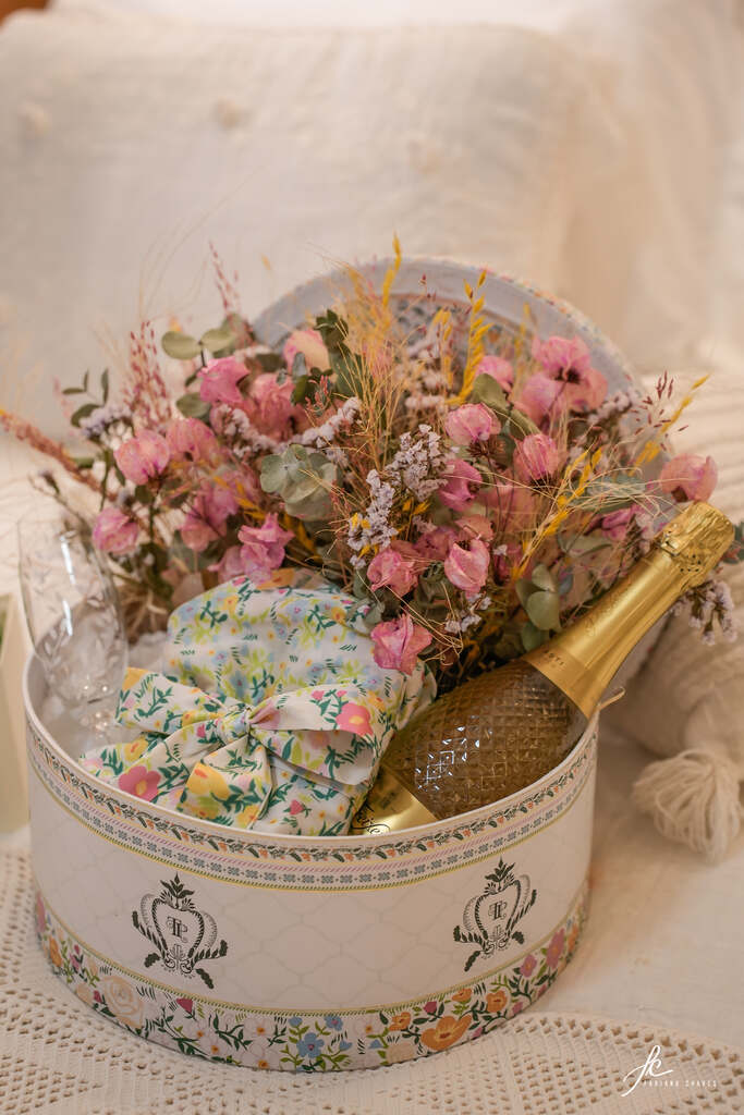lata com champagne buquê de flores cor de rosa para presente para noiva