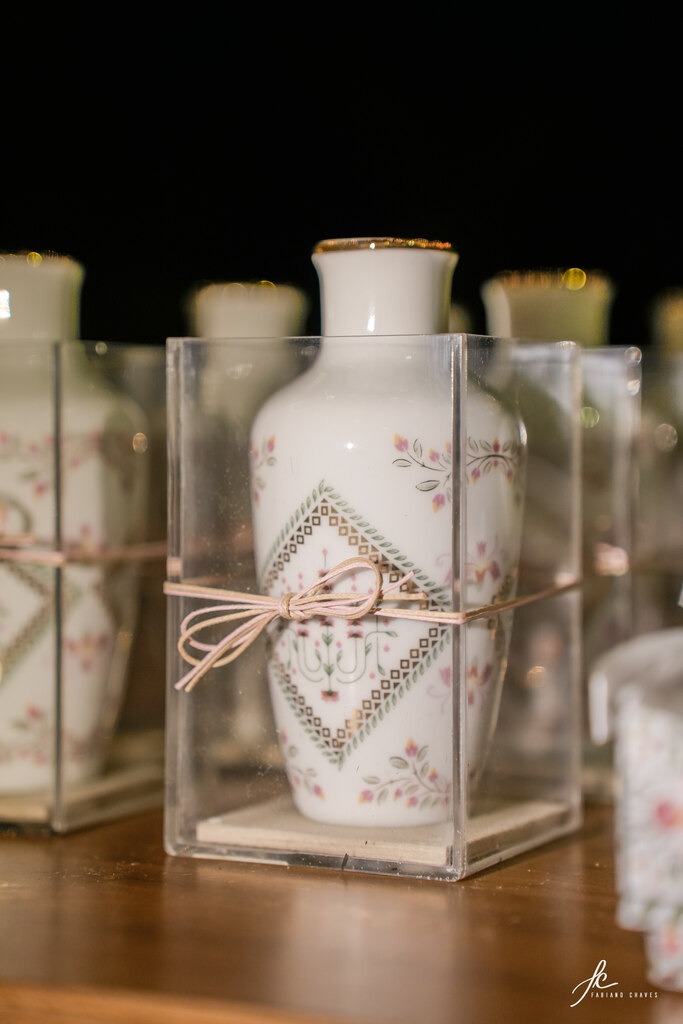 mini vasinho branco com flores estampadas como lebrancinhas de casamento