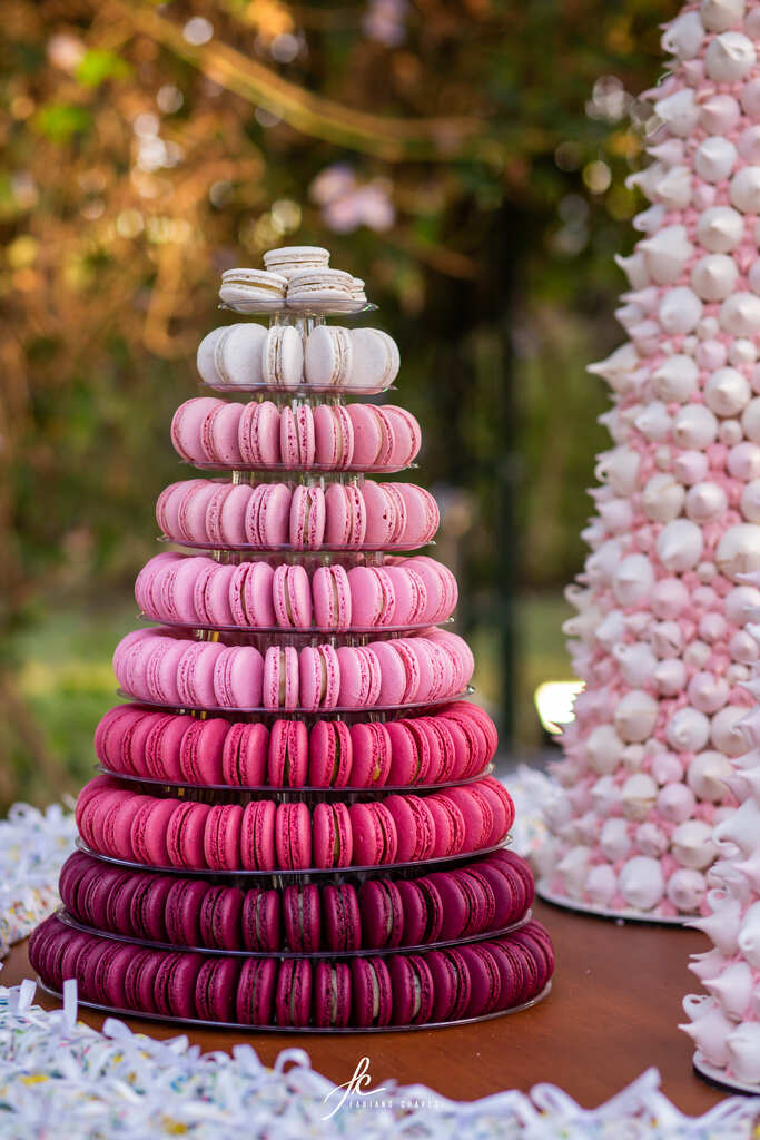 torre de macarons com degrade cor de rosa