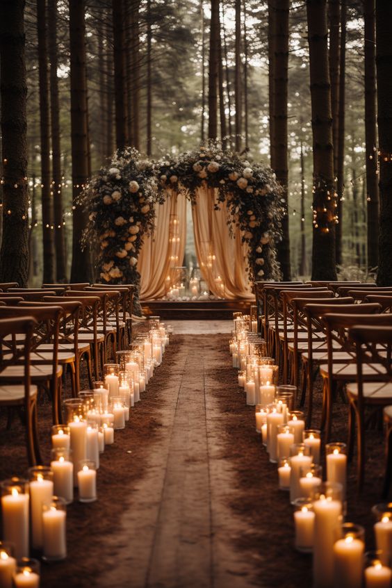 cerimônia de casamento rústica ao ar livre com velas no caminho