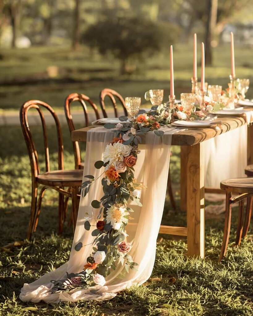 mesa ao ar livre com decoração rústica com flores no caminho