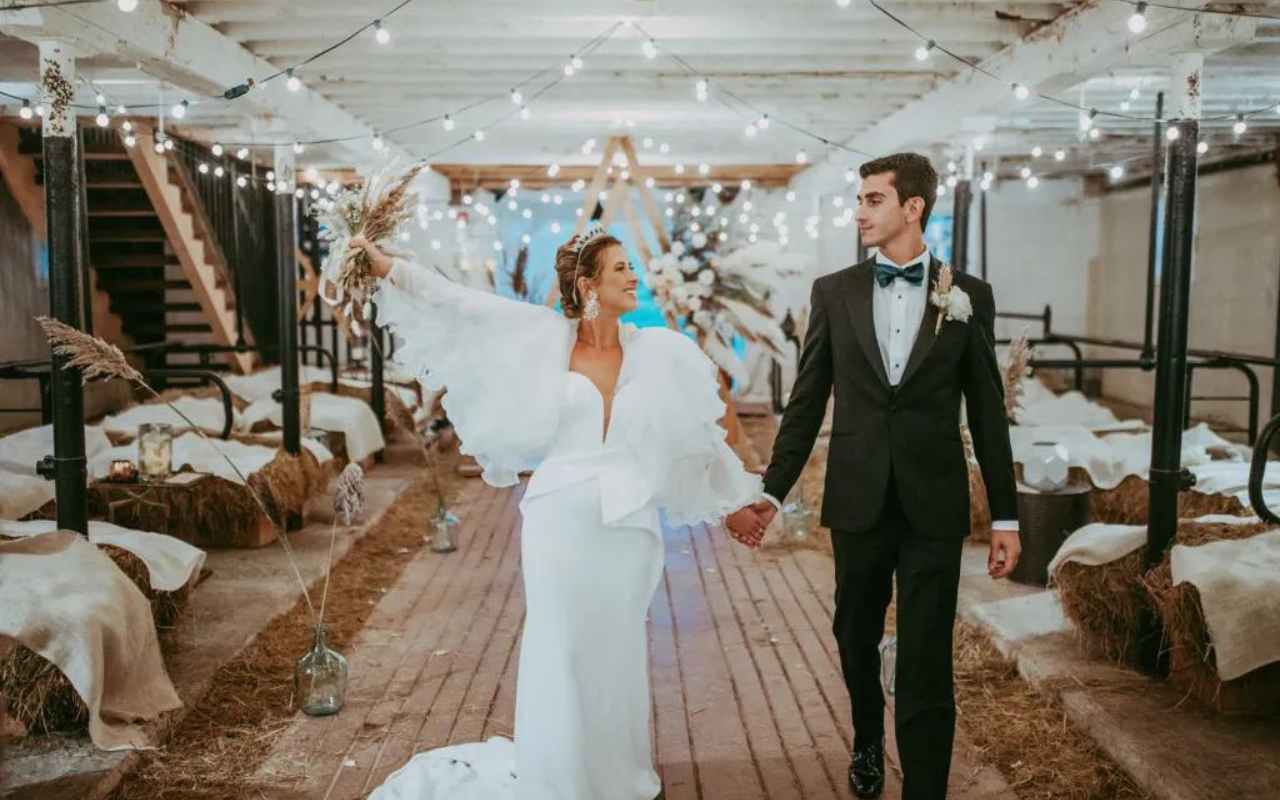 foto de noivos em casamento interno dentro do celeiro com decoração de casamento rústica
