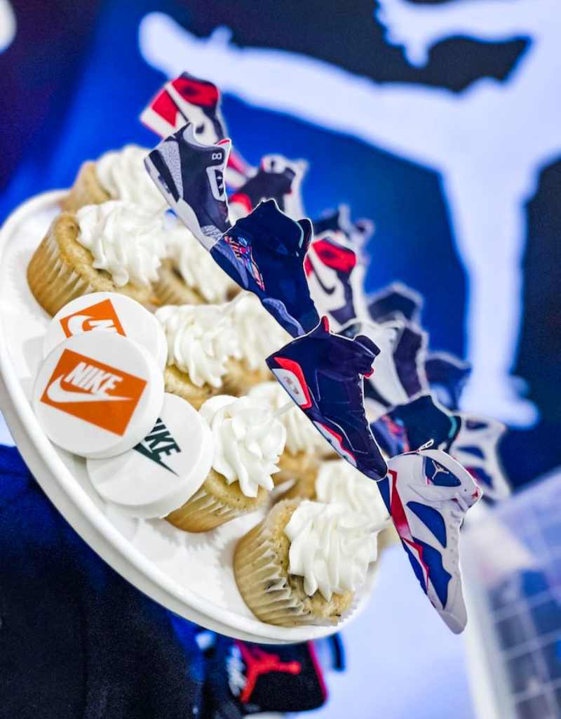 cupcakes com topo personalizado de tênias de basquete e bolachas decoradas com logo da Nike