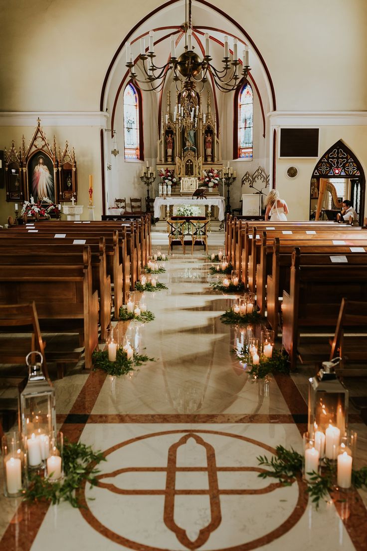 Decoração de igreja rústica com vela e vegetação