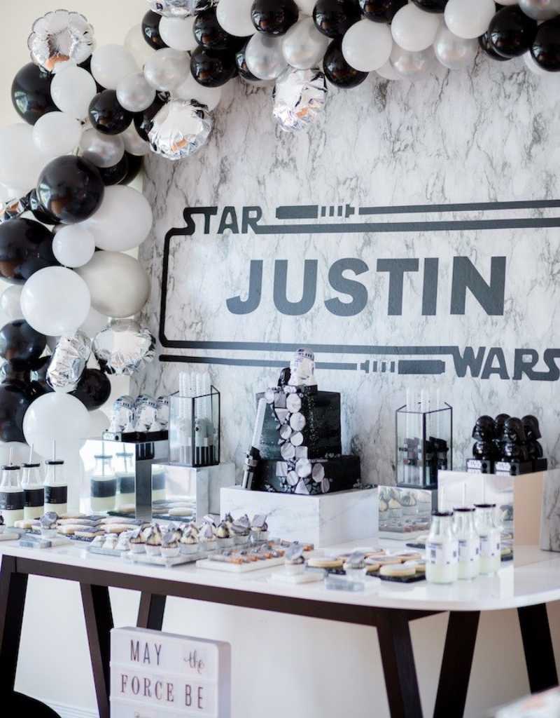 decoração de mesa de bolo e doces com tema star wars para despedida de solteiro geek