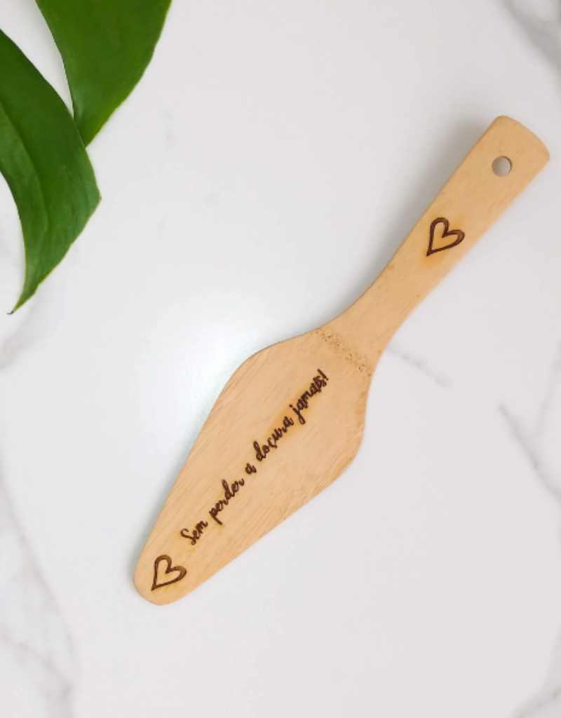 espátula pá para bolo confeccionada em bambu personalizada com frase para lembrancinha de chá de cozinha
