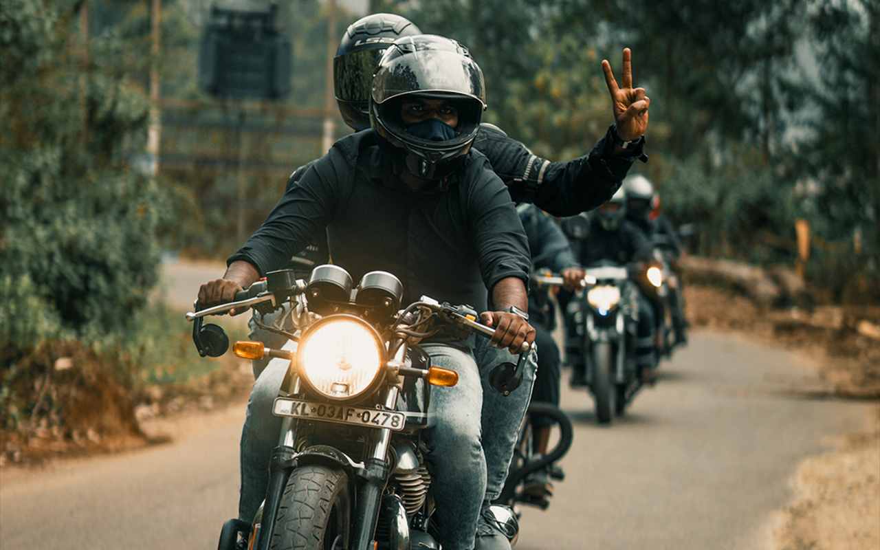 homens durante moto carreata em road trip para comemorar despedida de solteiro