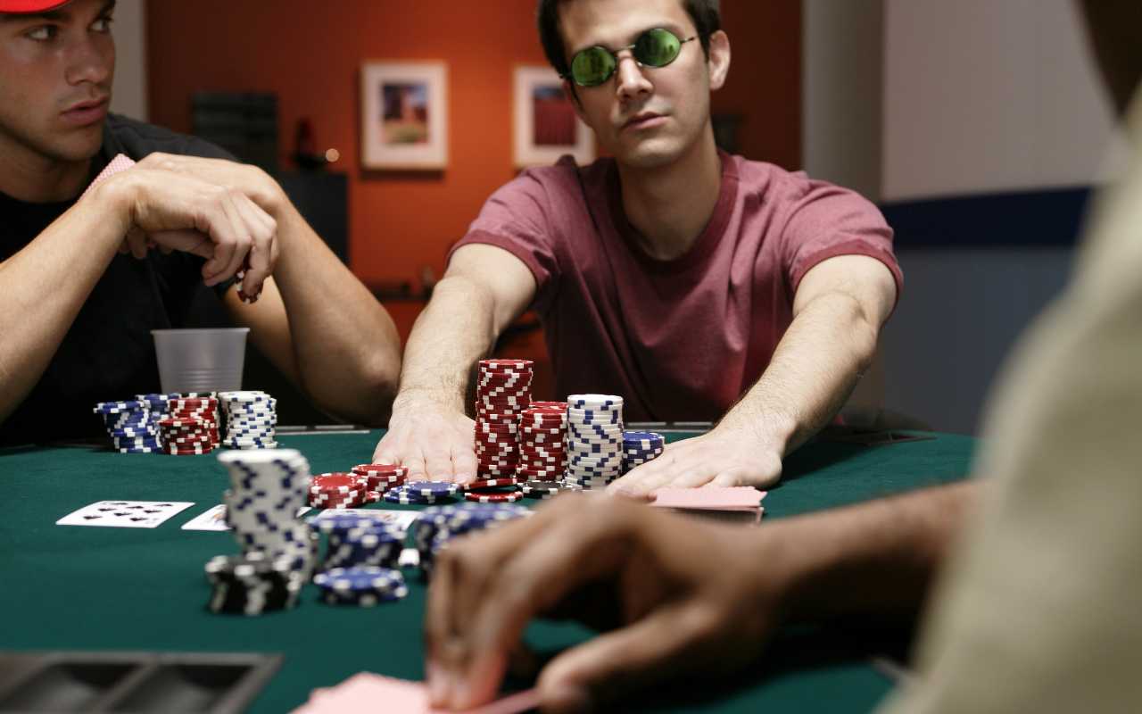 homem jogando poker com fichas em despedida de solteiro