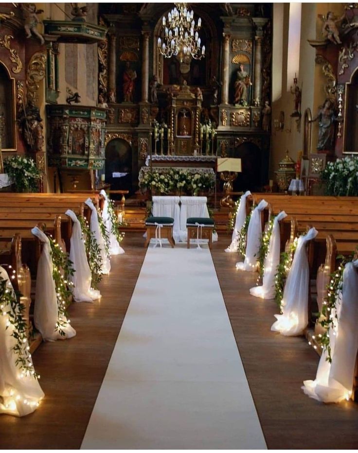 igreja decorada com tecidos e lâmpadas com folhagens