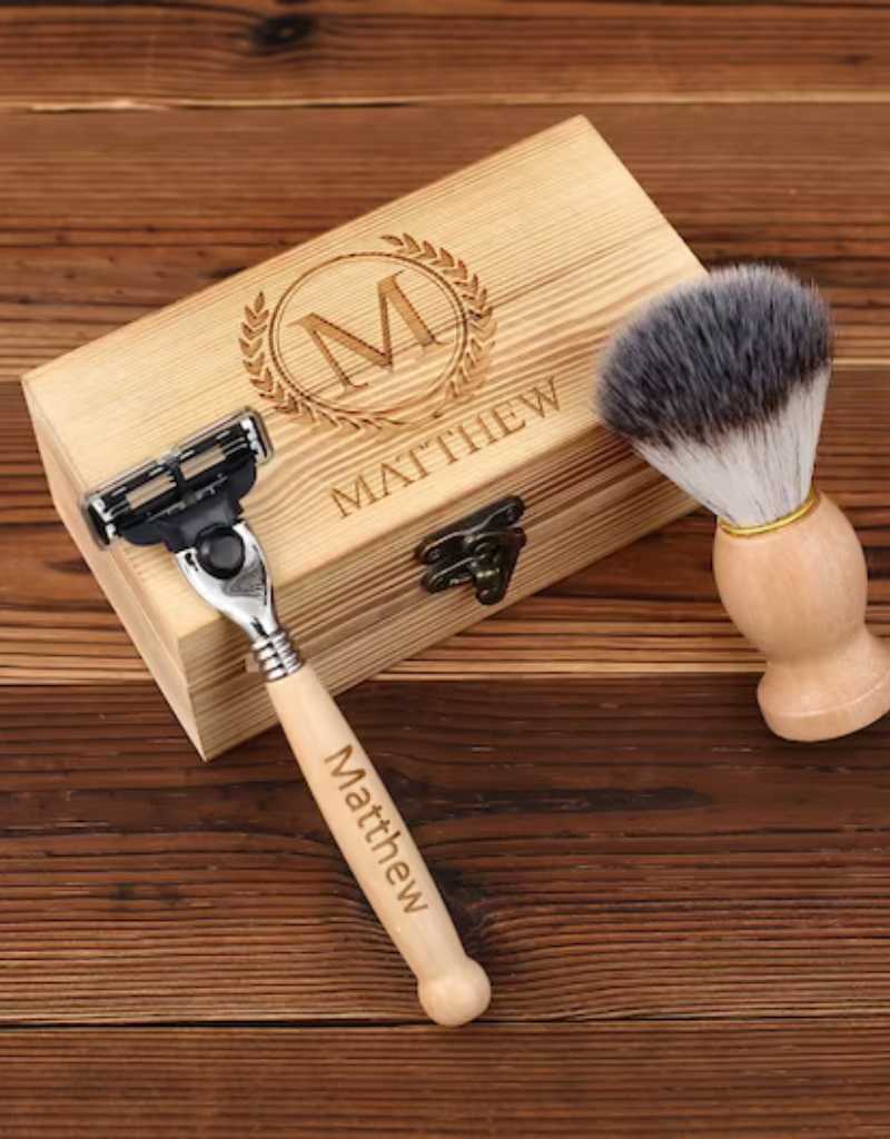 kit barbear com caixa, pincel e barbear com corpo em madeira, personalizados com nome e inicial para lembrancinha de despedida de solteiro