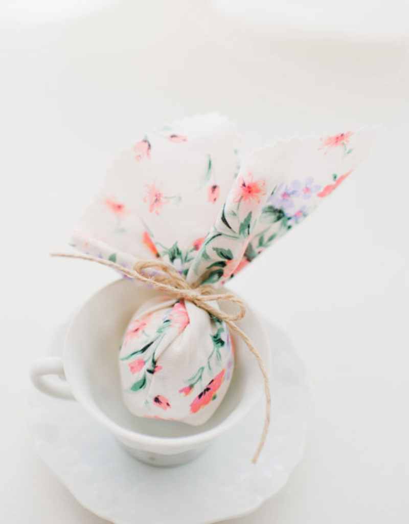 bombom de chocolate envolto em tecido florido com laço em sisal para lembrancinha de chá de panela