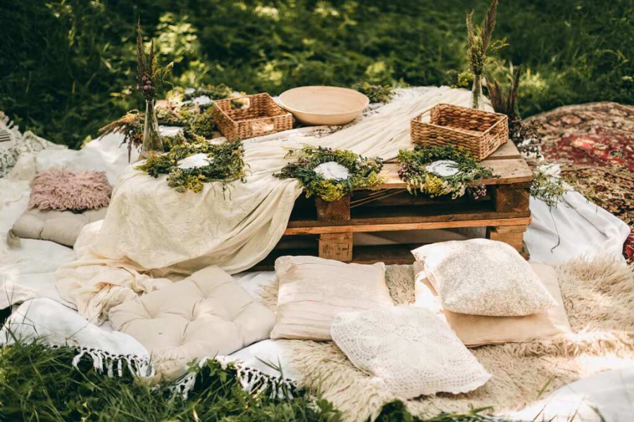 lounge boho rústico com almofadas e pallet de mesa no chão