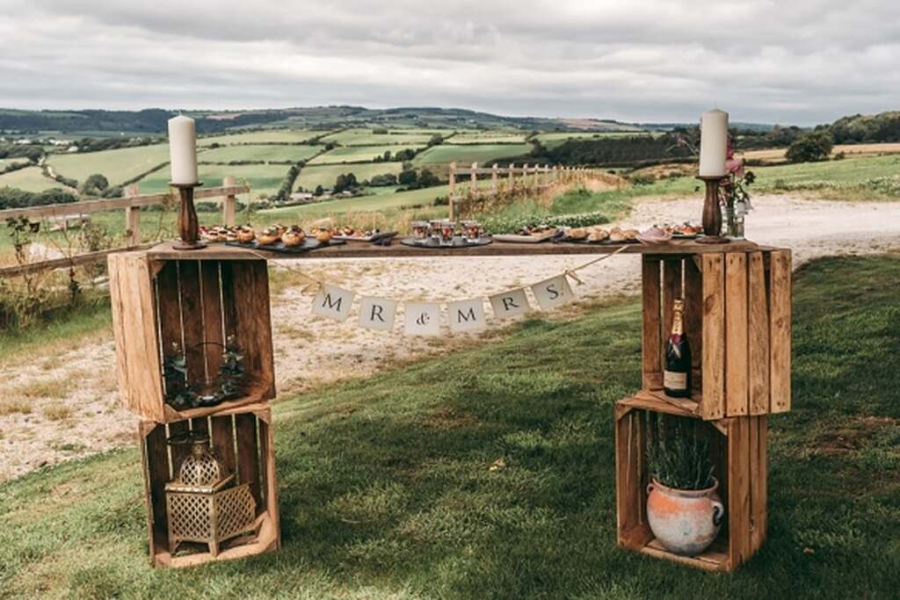 mesa com caixote para bebidas