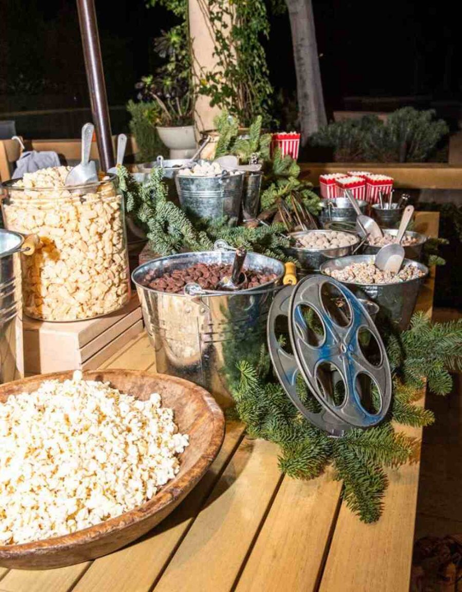  mesa com pipocas e guloseimas para noite de filme em casa