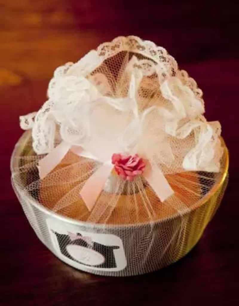 mini bolo em forma de buraco de alumínio envolto em tule branco com barra de renda e aplicação de flor para lembrancinha de chá de cozinha