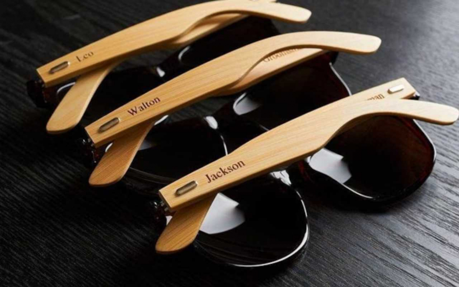 três óculos de sol preto com haste em madeira personalizada para lembrancinha de despedida de solteiro