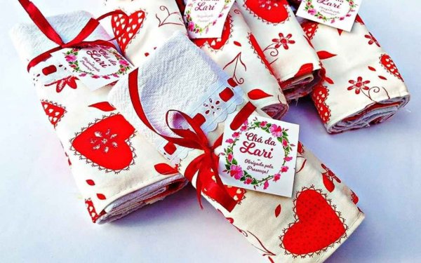 capa post: pano de prato com tecido de corações e fita de cetim vermelha com tag personalizada para lembrancinha de chá de panela