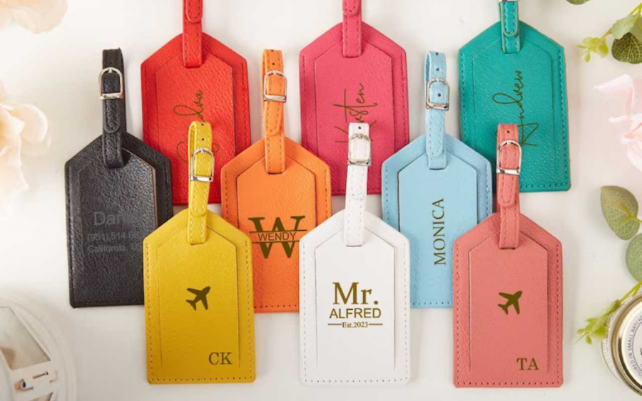 tags de mala em cores diversas com personalização para lembrancinha de despedida de solteiro
