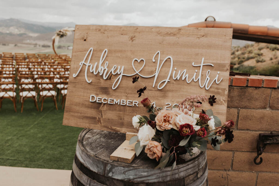 welcome com barril e placa com o nomes dos noivos em cerimônia de casamento ao ar livre