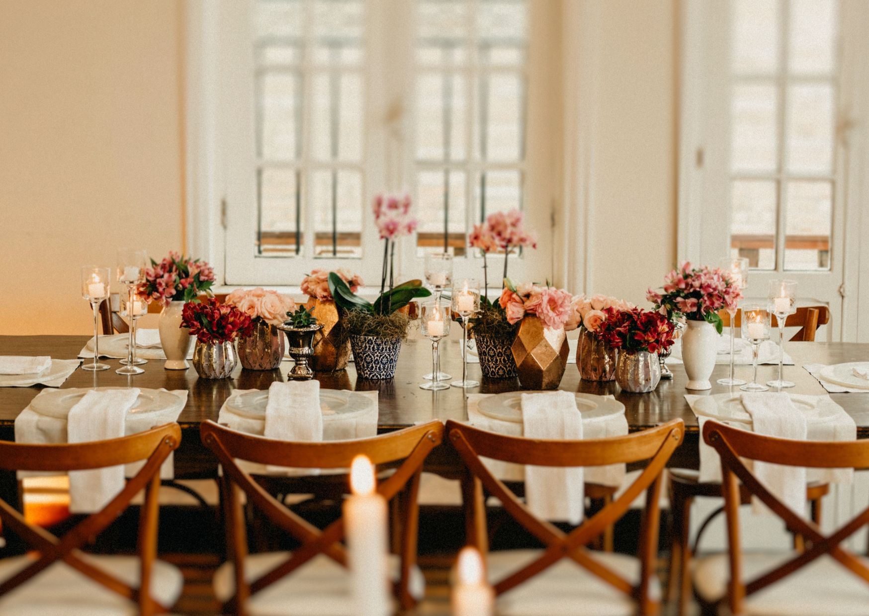 mesa dos convidados com arranjos de flores
