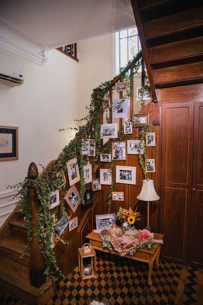 escada de madeira com mini retratos