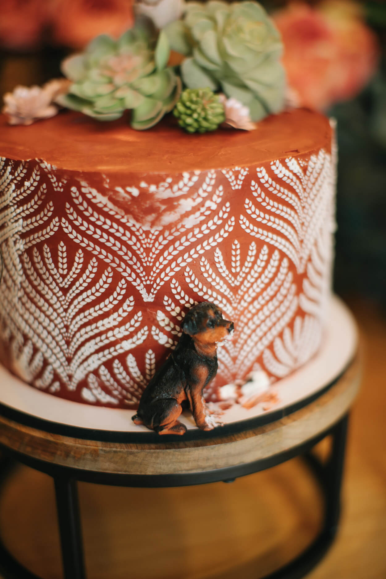 bolo de casamento laranja com miniatura e cachorro rotweiller e topo com suculentas