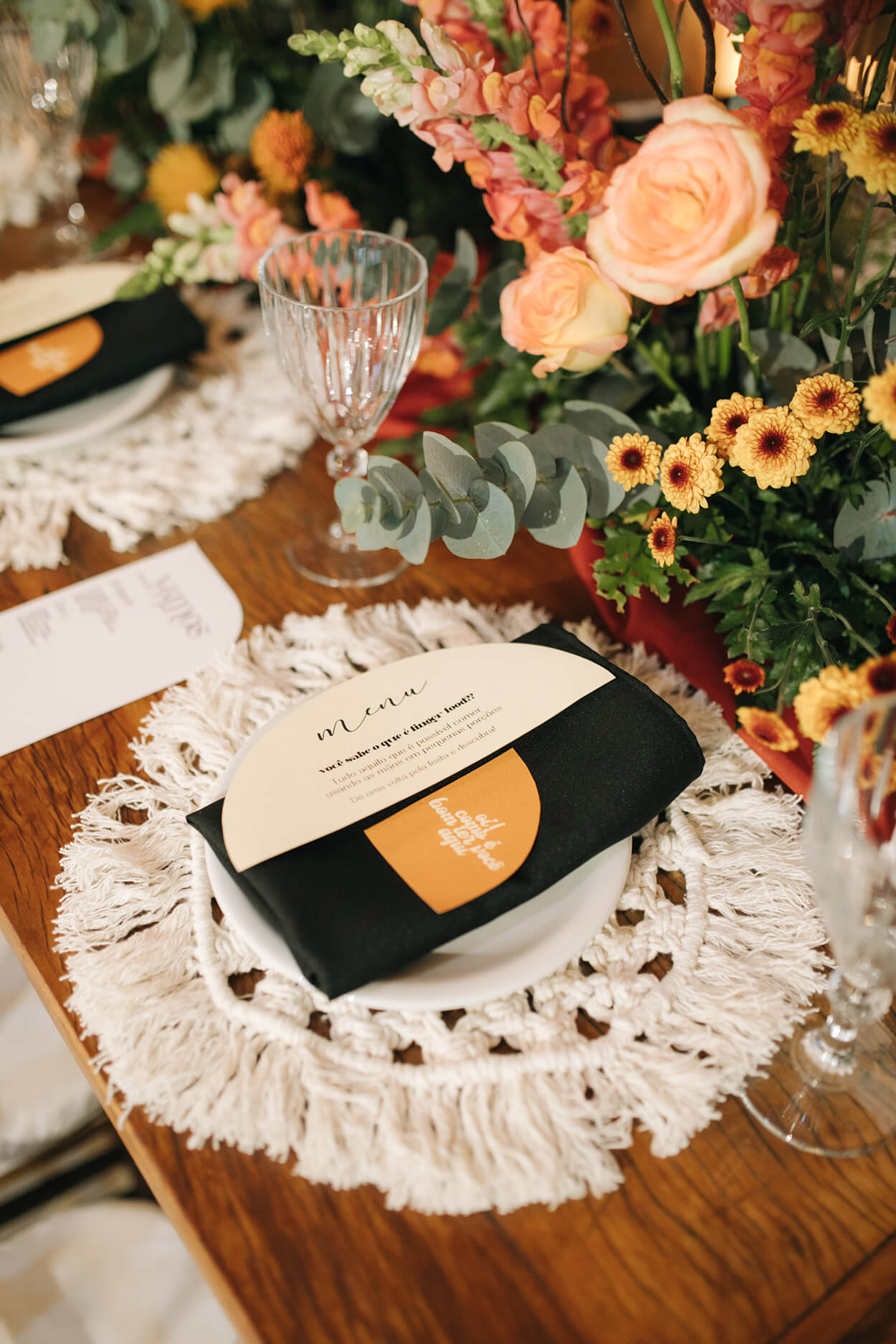 mesa posta com sousplat de crochê e rosas e flores amarelas no