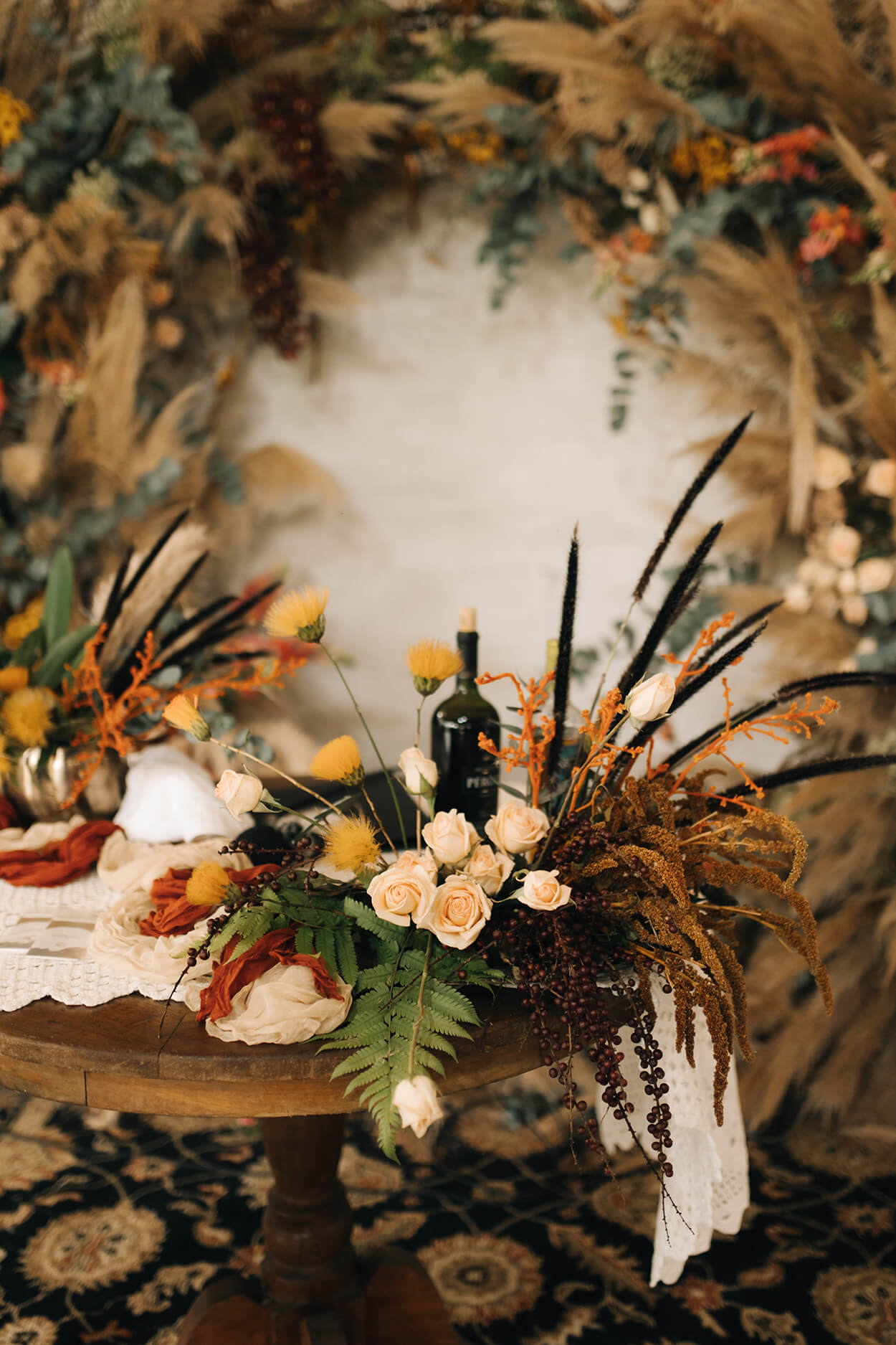 mesa do altar decorada com flores