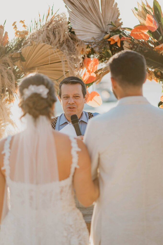 celebrante falando no microfone durante casamento boho