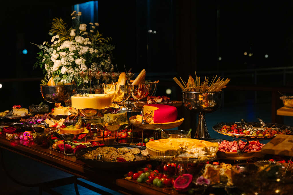 mesa com queijos frutas e comida gourmet