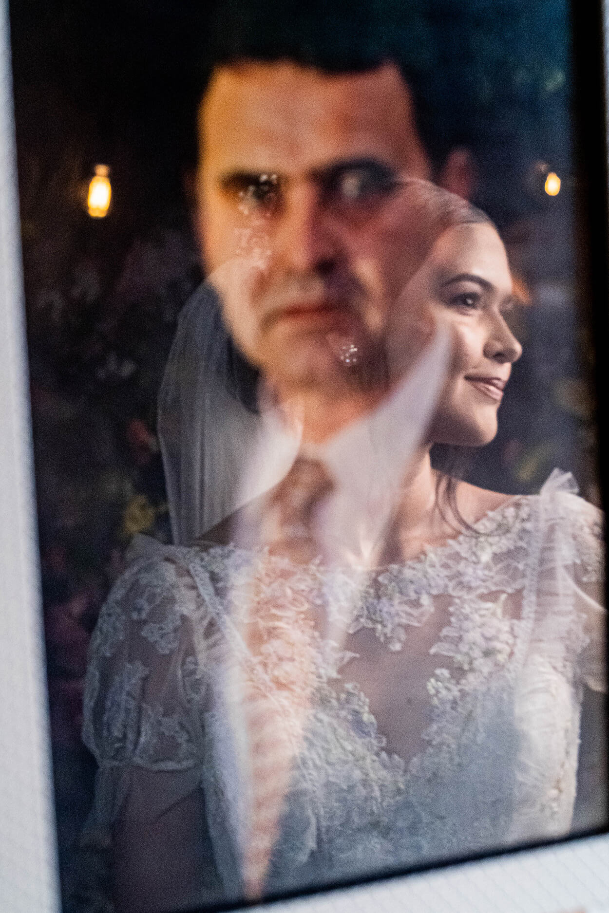 foto de noiva refletida no retrato com foto do pai da noiva