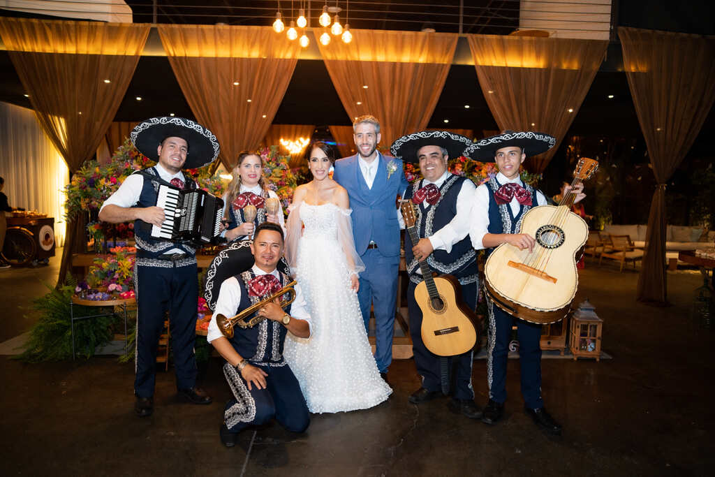 noivos ao lado de músicos mariachis