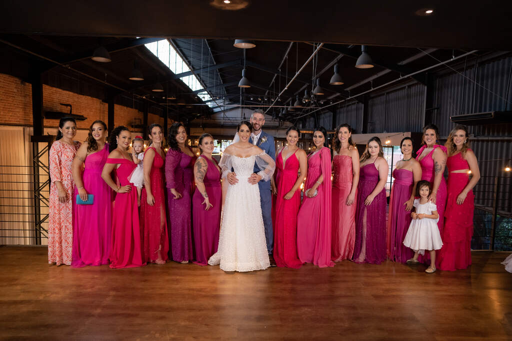 noivos ao lado das madrinhas com vestidos rosas