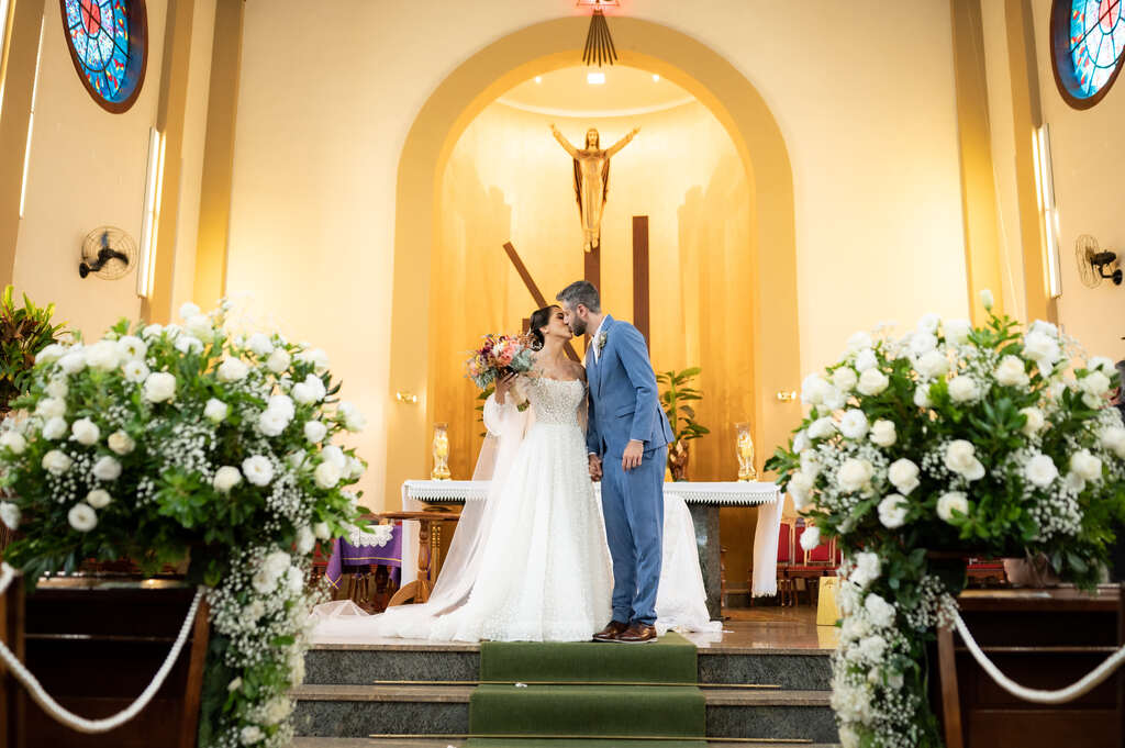 noivos se beijando no altar de casamento na igreja