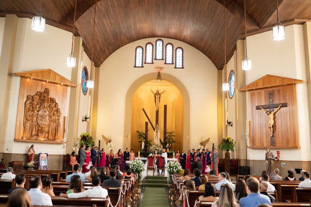 noivos no altar de casamento na igreja
