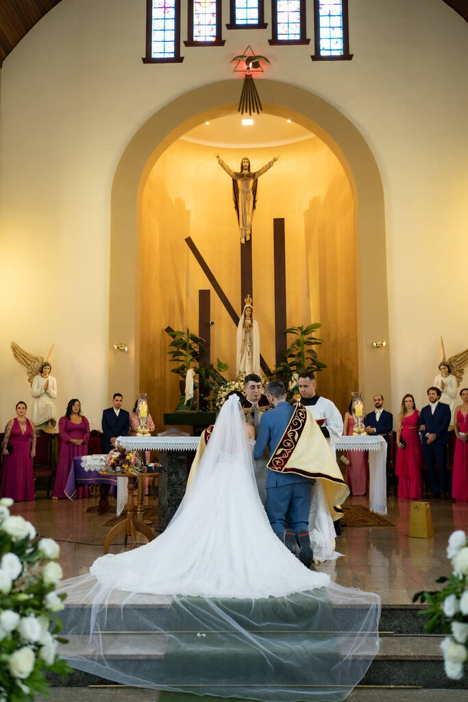 noivos no altar de casamento na igreja