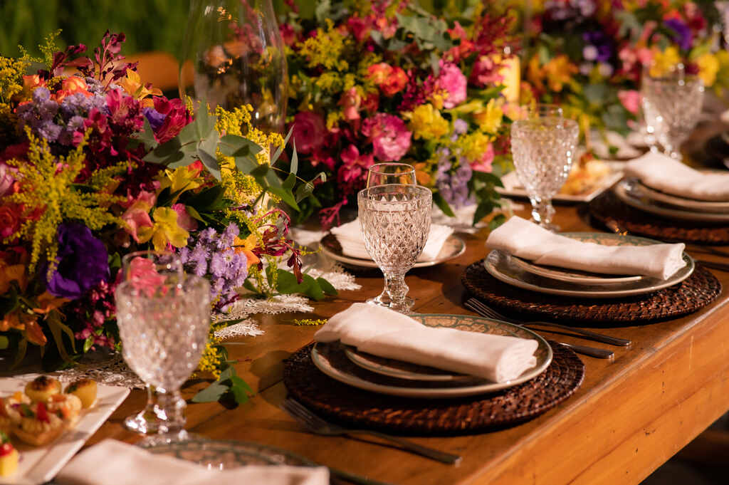 mesa de jantar com flores coloridas no centro