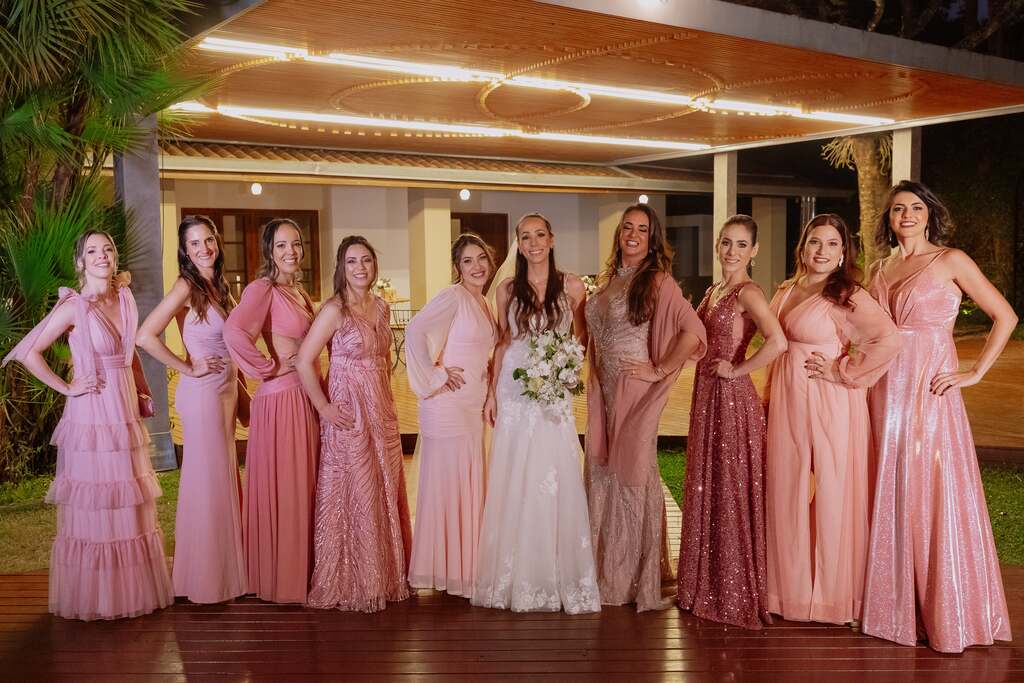 noiva ao lado das madrinhas com vestidos rosa longo