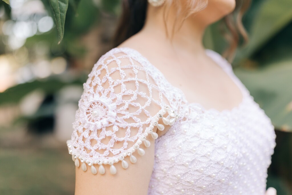 vestido de noiva de crochê com manga bordada com pérolas