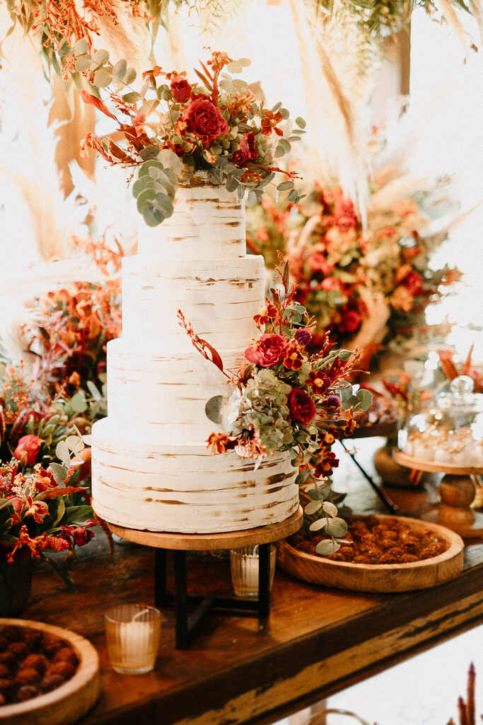bolo de casamento branco espatulado com quadtro andares com topo com flores