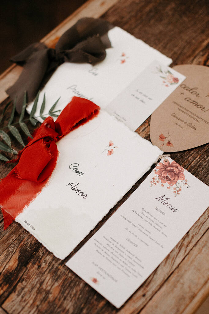convite de casamento branco com estampa floral com laço vermelho